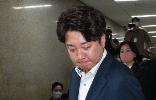 이준석 국민의힘 대표가 7일 오후 서울 여의도 국회에서 열린 성 상납 증거인멸교사 의혹에 대한 윤리위원회에 출석하고 있다. <국회사진공동취재단>